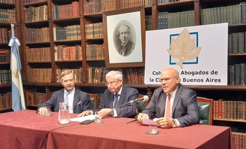 El Dr. Jaime RODR�GUEZ ARANA, Presidente del Foro Iberoamericano de Derecho Administrativo, visit� el Colegio
